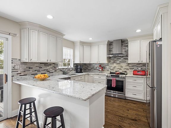 4th image of 623 Wild Indigo Ave