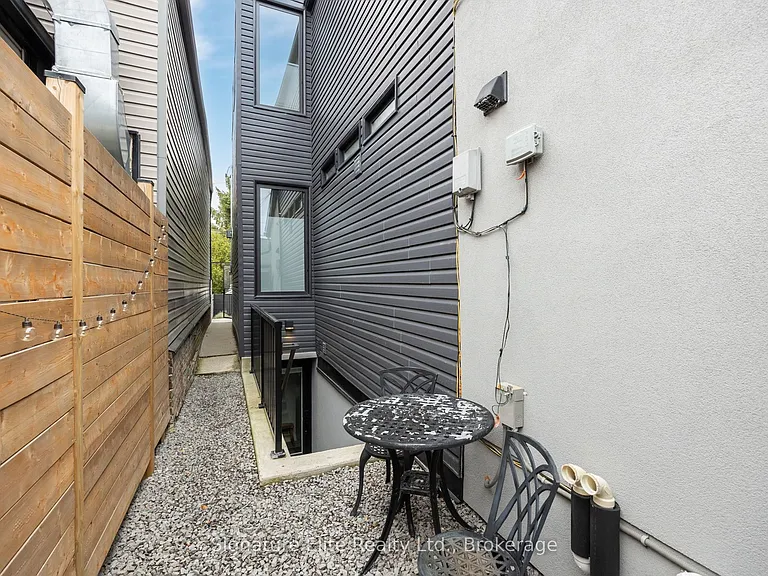 157 Dovercourt Rd #BASEMENT — Photo 11