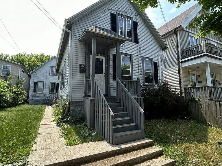 2121 W Brown St — Photo 1