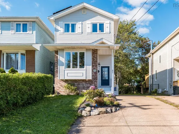 12 Governors Lake Dr, Timberlea, NS B3T 1N1