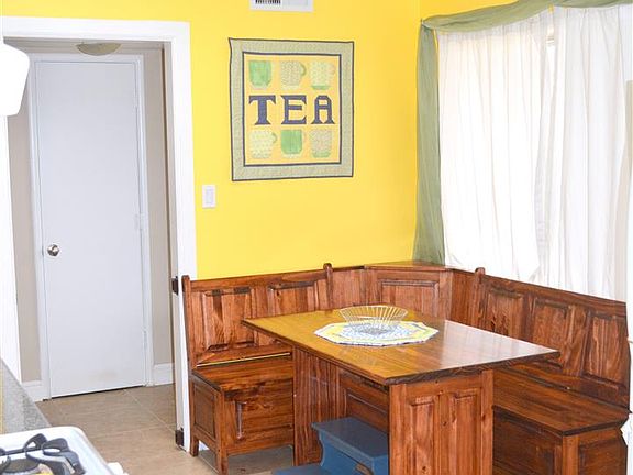 Large eat in space, big enough for breakfast nook