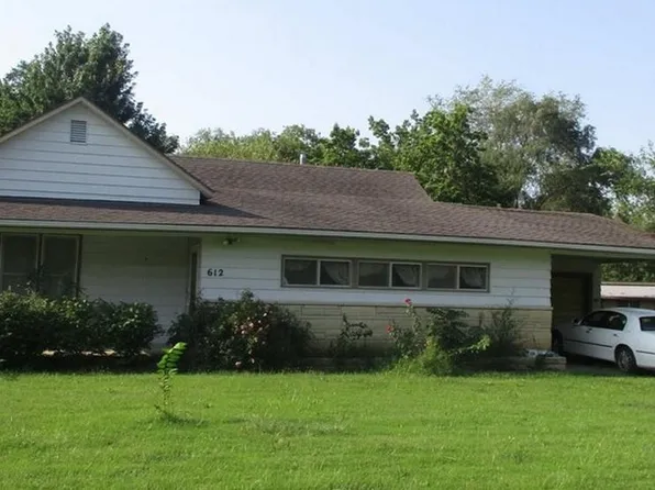 612 W 5th St, Peabody, KS 66866