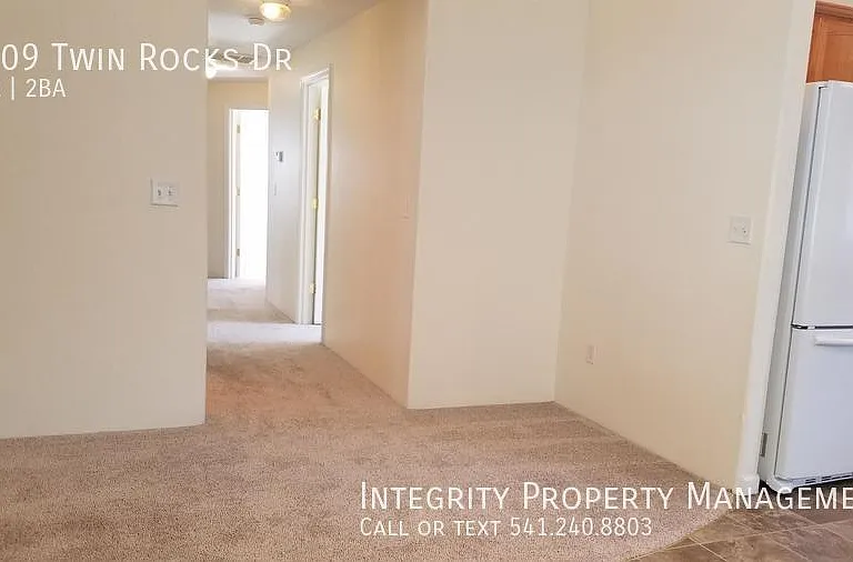 1209 Twin Rocks Dr — Photo 3