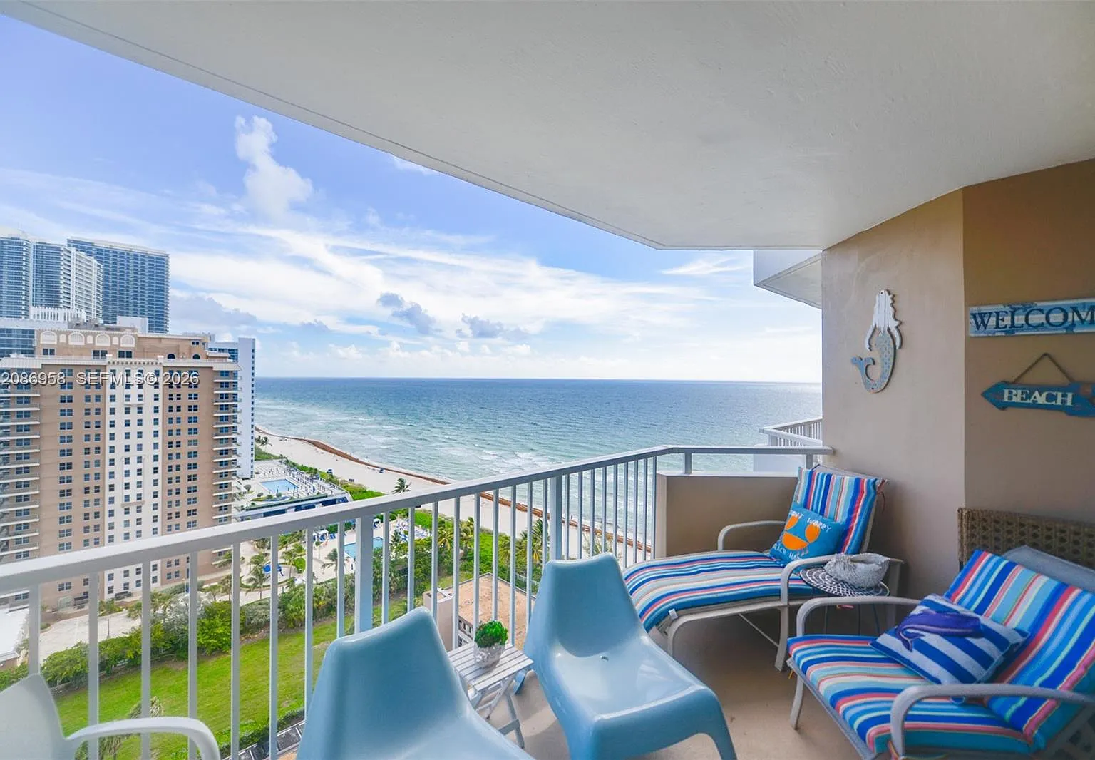 Hemispheres Condo — Photo 1
