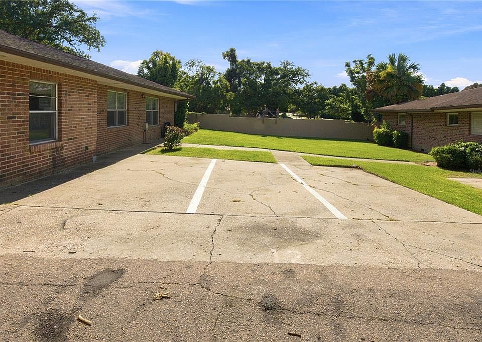 2nd image of 101 LAKE HUNTER DRIVE #12