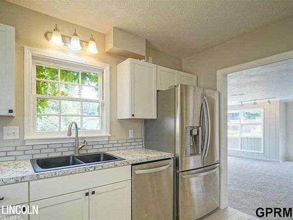5th image of 2210 Woodscrest Ave