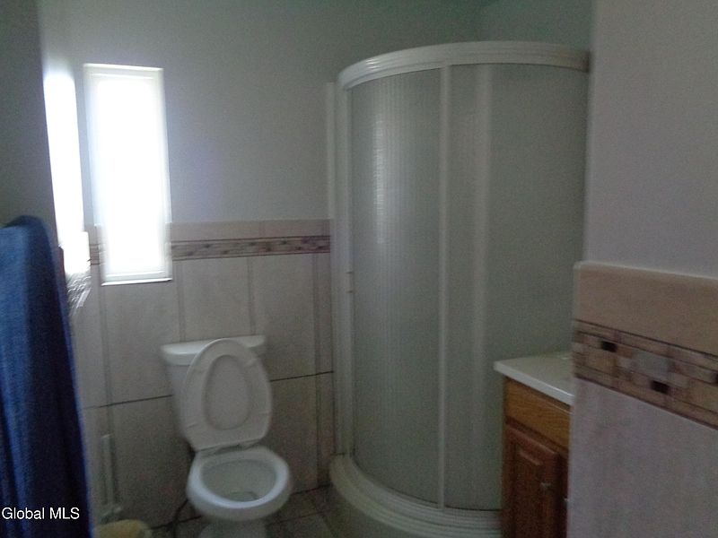 3rd image of 476 Bradford Road