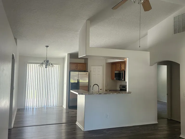 4562 W Big Creek St — Photo 2
