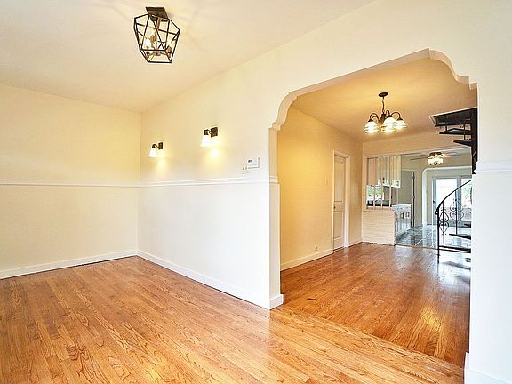 5th image of 925 E 88th St #Townhouse