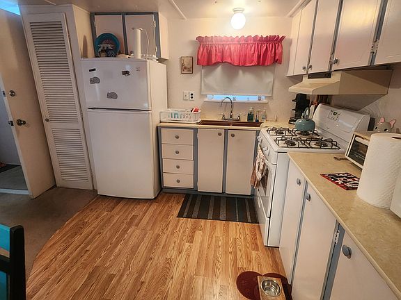 5th image of 108 Queen Aire Ct