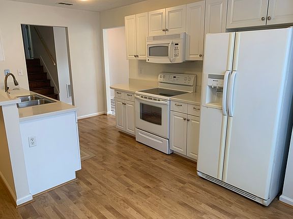3rd image of 627 Kilkenny Cir