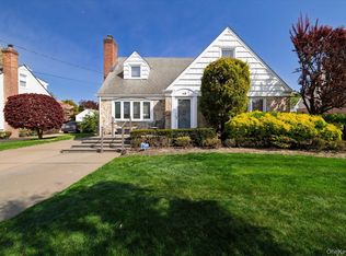 49 Park Avenue, Malverne, NY 11565