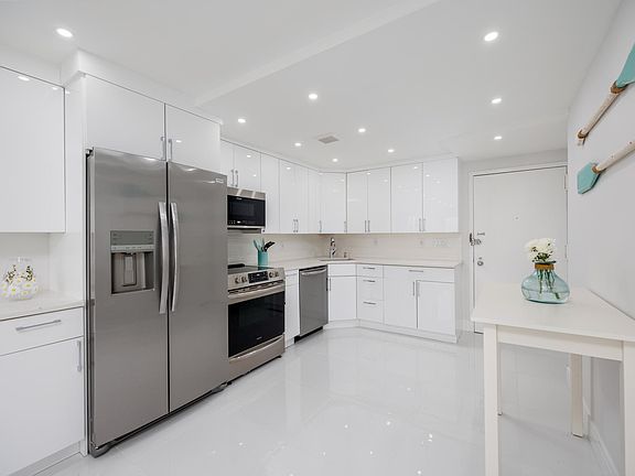 4th image of 450 W Broadway APT 3D