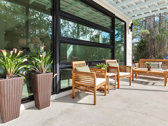 4th image of 225 Edens Landing Cir