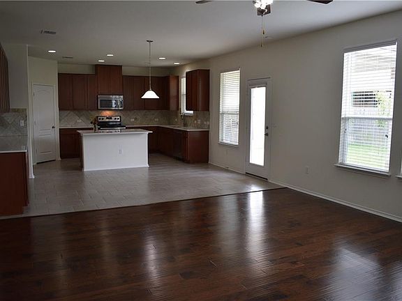 2nd image of 1425 Berlin Ln