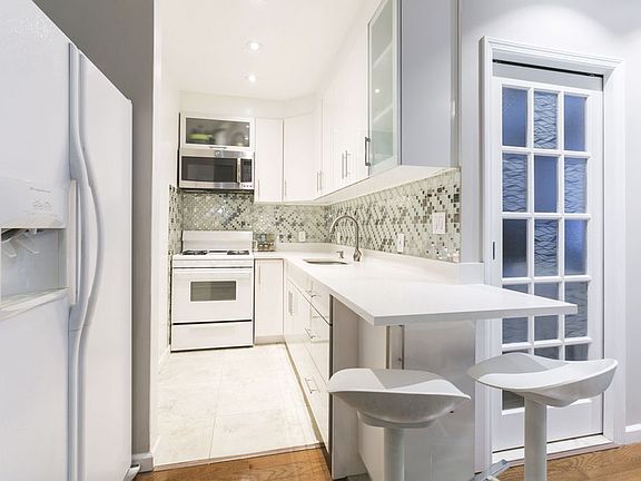 2nd image of 150 E 49th St APT 3D