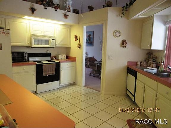 3rd image of 7590 N Roseway Ter