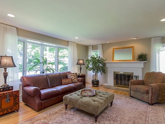 5th image of 22 Hickory Dr