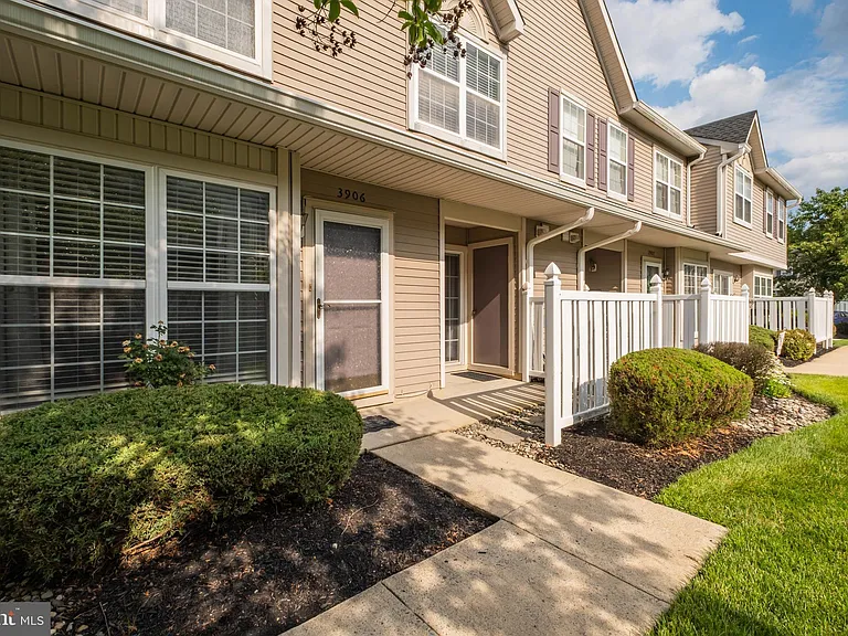 3906 Grenwich Ln — Photo 2