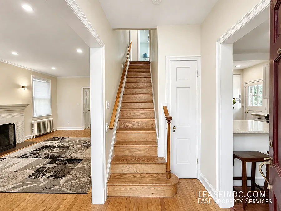 4 bed, 3.5 bath, 2260 sqft, $6,100 — Photo 2