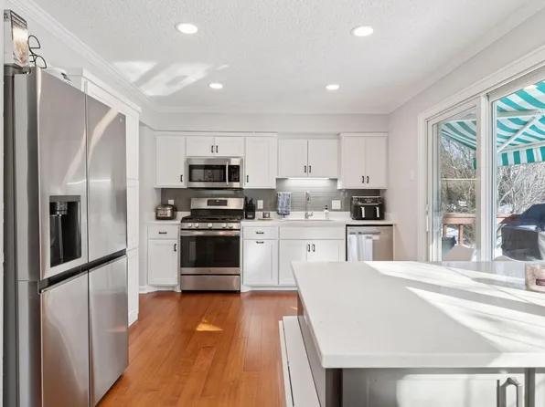 708 Pinewood Dr, Shoreview, MN 55126