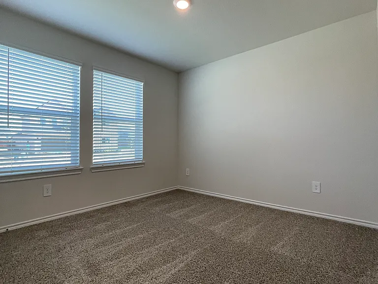 744 Sweet Pea Dr — Photo 4