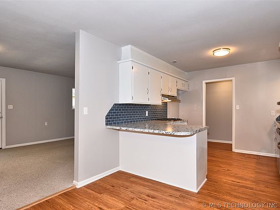 3rd image of 511 W Vandalia St