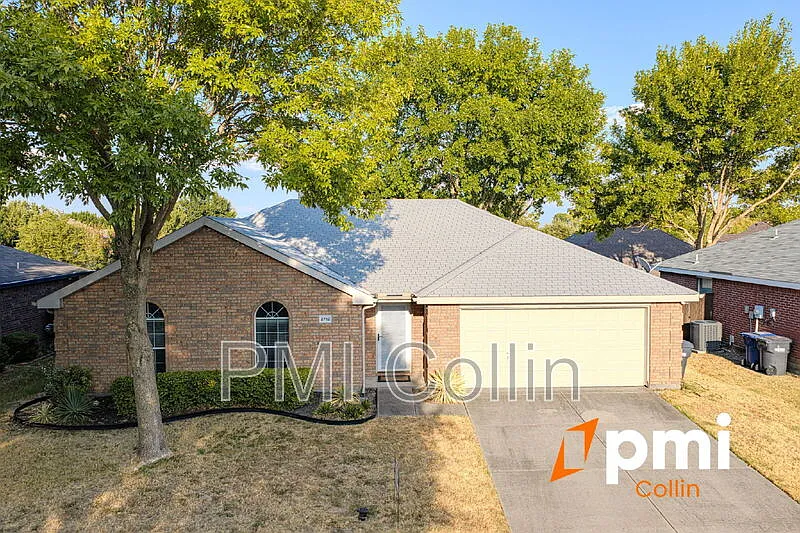 2712 Douglas Dr