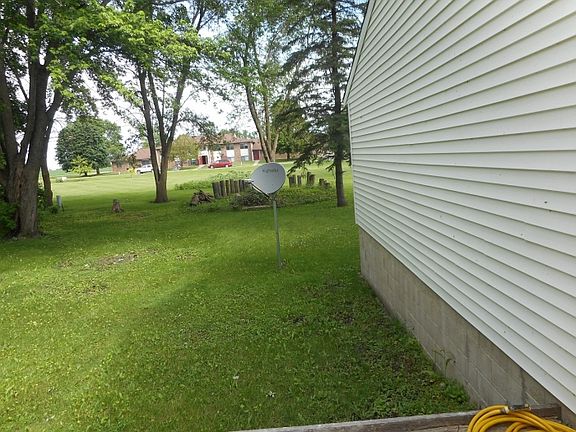 side view, nice yard