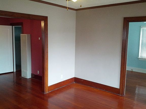 4th image of 903 Portola Ave