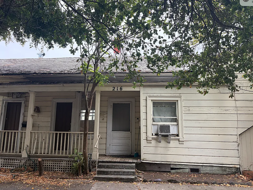 216 4th St #1