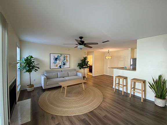 5th image of 635 Granville Ct #635