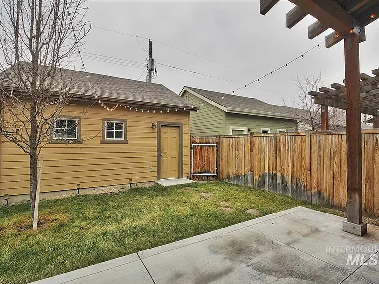 1511 S Division Ave — Photo 2