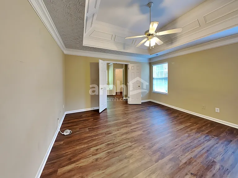 305 Kings Way — Photo 10