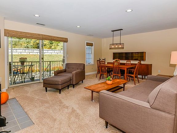 4th image of 32 N Stone Mill Dr #1212