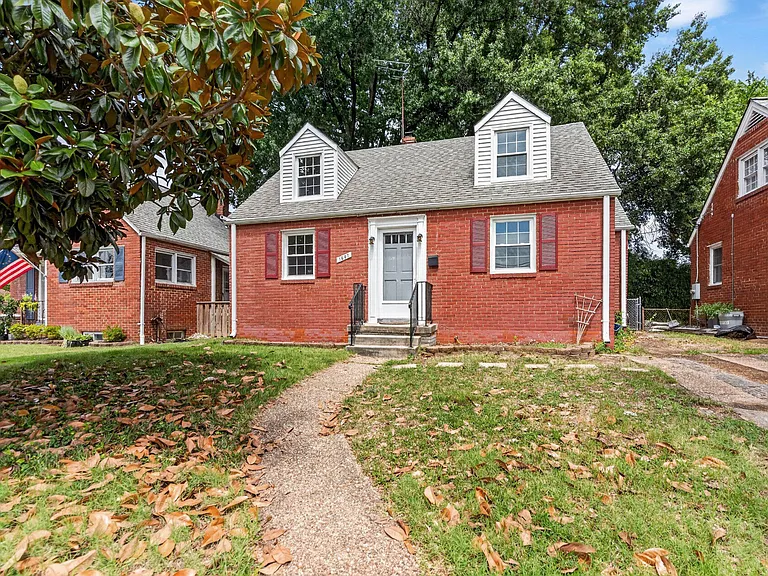 1607 W Braddock Rd — Photo 1