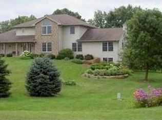 7137 N Shore Dr, Belleville, WI 53508