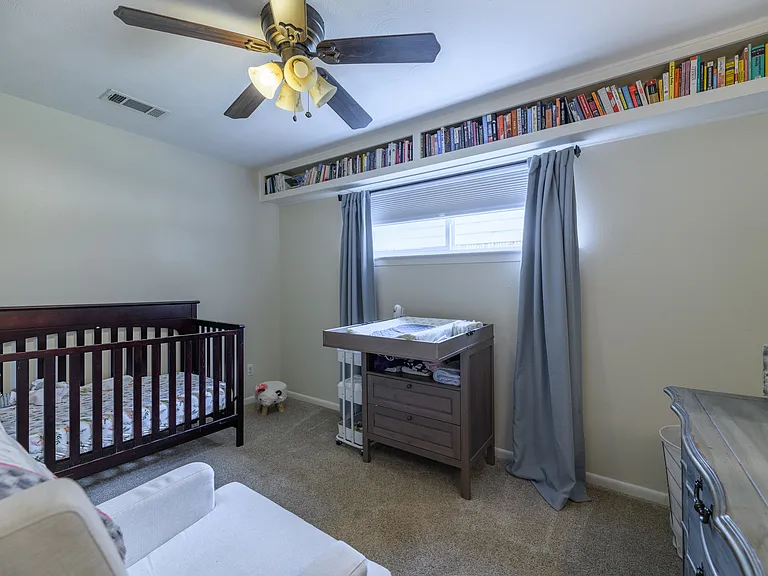 109 N Lois Ln — Photo 10