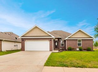 10301 Lucca Ln, Peculiar, MO 64078