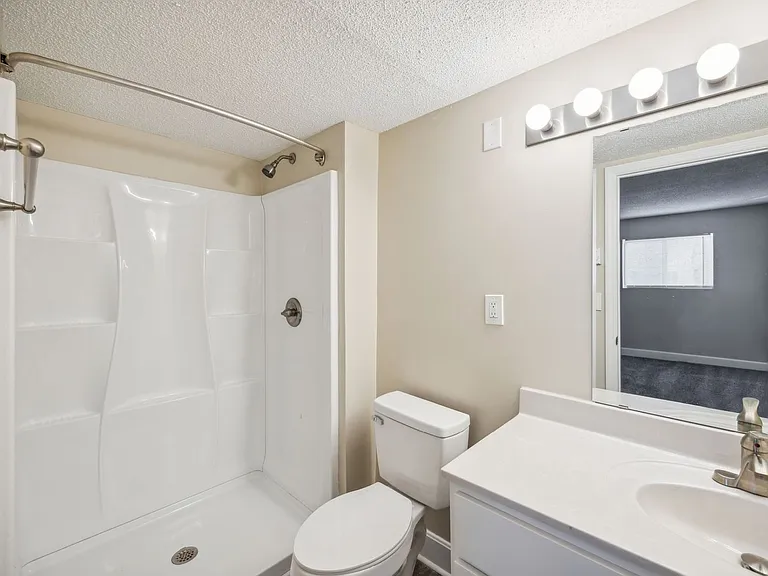 Saratoga Apartments - STA — Photo 41