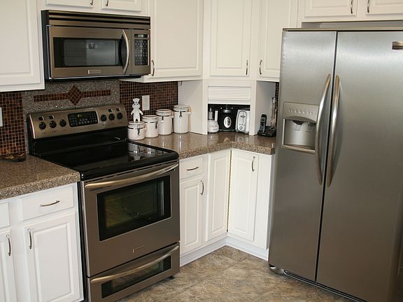 Professional Appliances including Double/Warming Oven & Appliance Garage