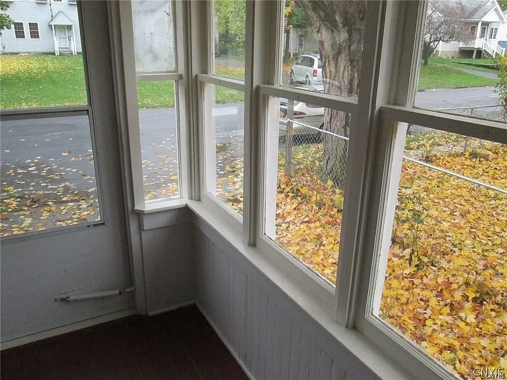 3 bed, 1.0 bath, 2040 sqft, $1,295 — Photo 3