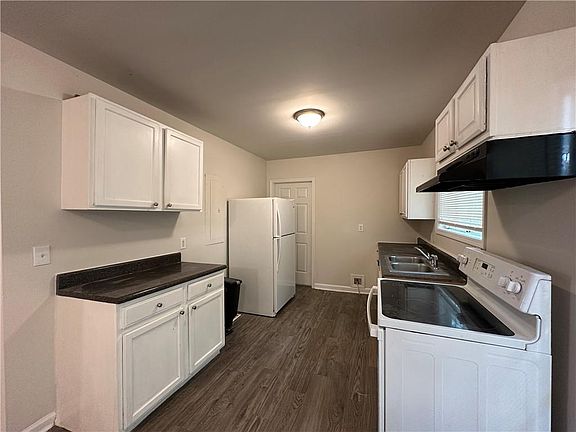 4th image of 939 Arden Ave SW