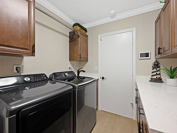 3rd image of 1090 Fairview Ln