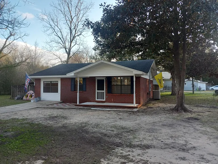 213 Rose Cir — Photo 3