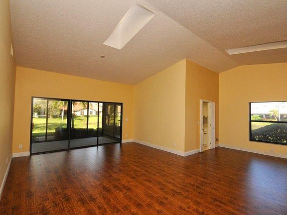 4th image of 3909 Wilshire Ct #82