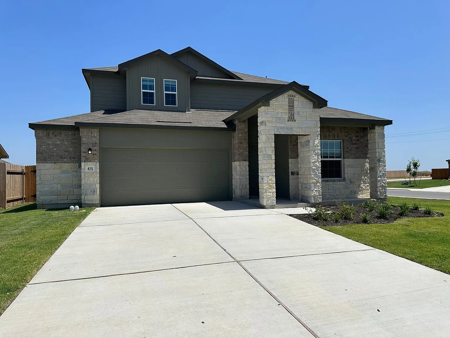 4 bed, 2.5 bath, 2499 sqft, $2,499 — Photo 4