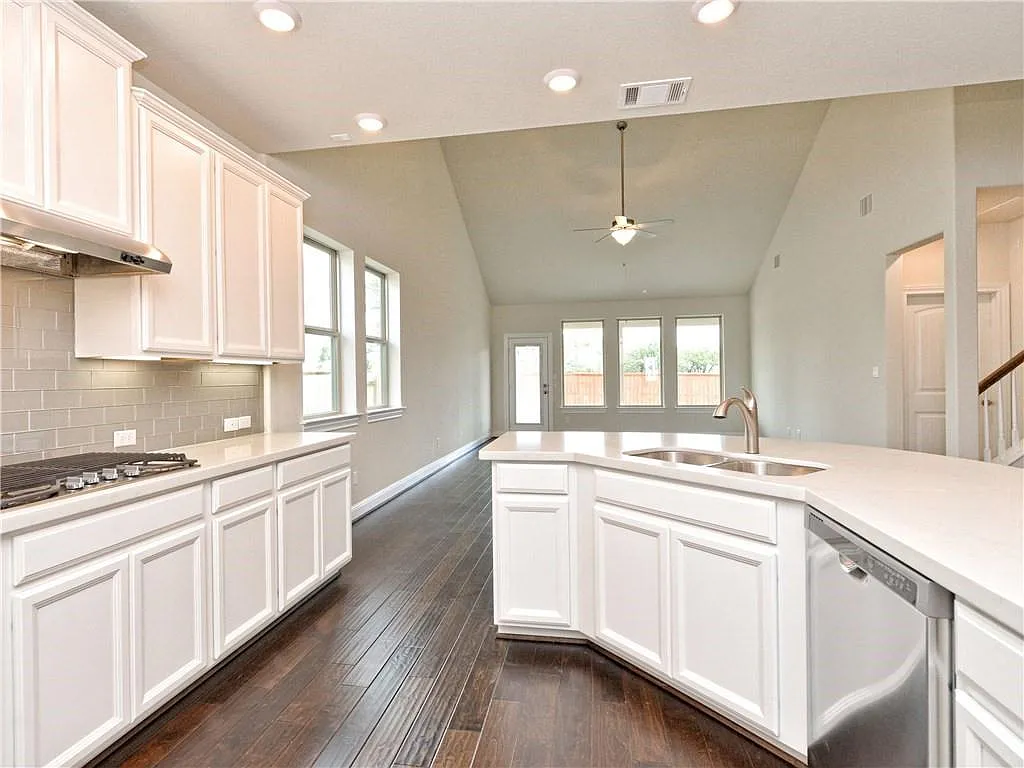 4 bed, 3.5 bath, 2581 sqft, $3,099 — Photo 3