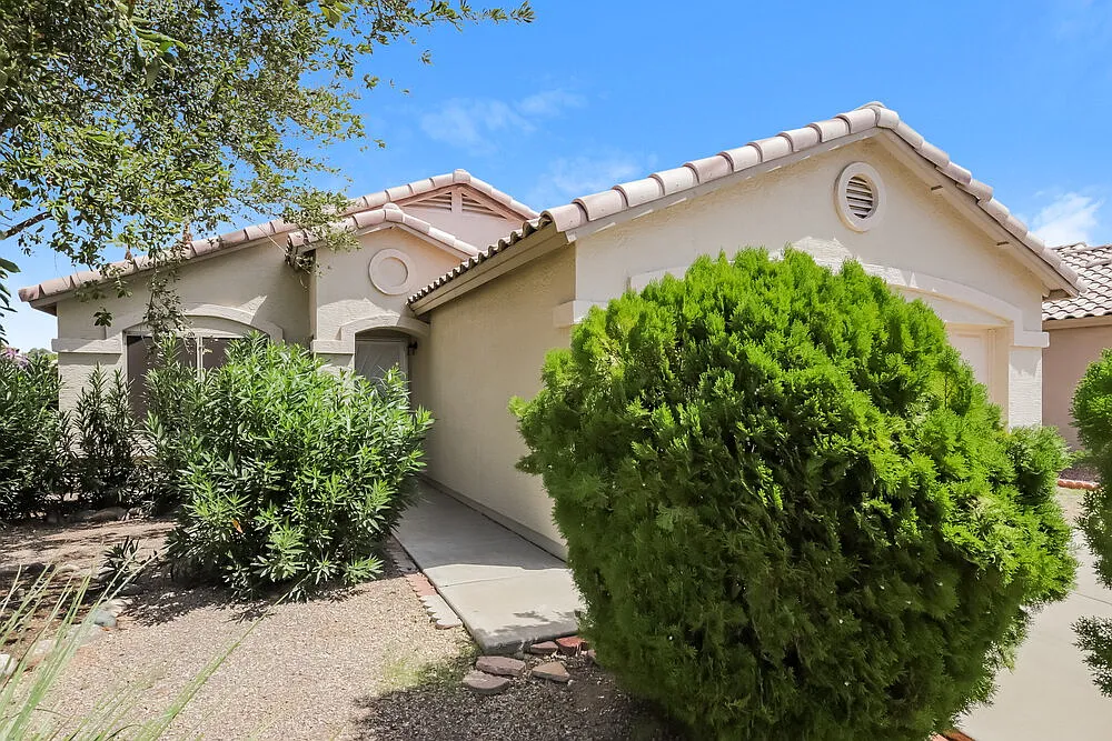 3 bed, 2.0 bath, 1323 sqft, $2,030 — Photo 1