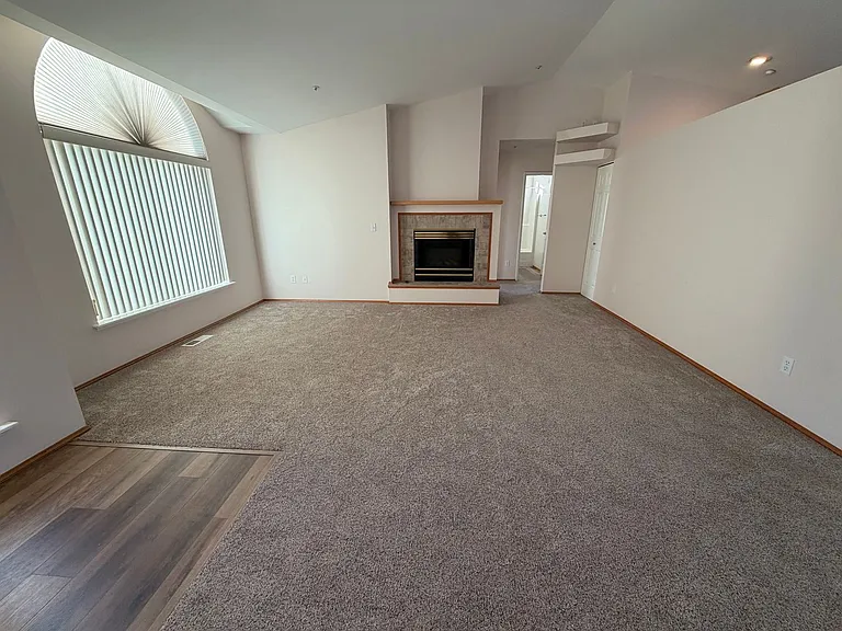 2442 Highland View Dr — Photo 2